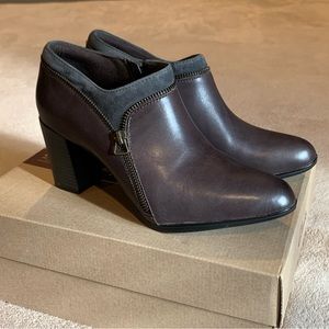 Clark’s Araya Morgan Heeled Bootie With Zipper Trim - Size 8 M - Dark Grey - EUC